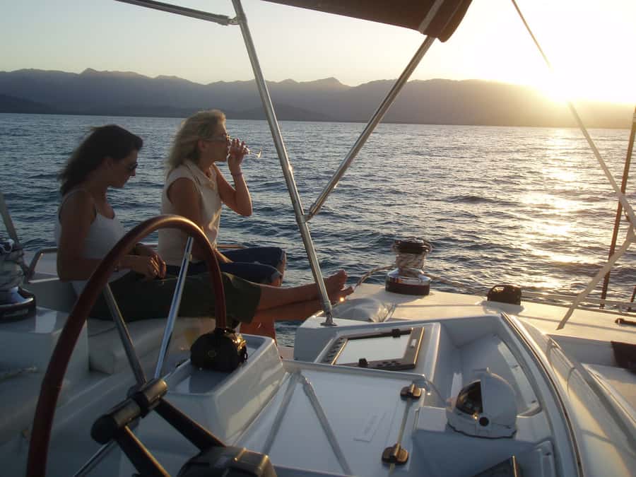 Port Douglas: Sunset Sailing Cruise on Luxury Catamaran - The 90-minute sailing plan: what happens from boarding to return