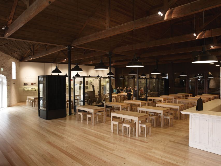 Porto: Graham's Port Lodge Tour with Premium Wine Tastings - Walking Through a Working Cellar: 2,000 Pipes and 40 Oak Vats
