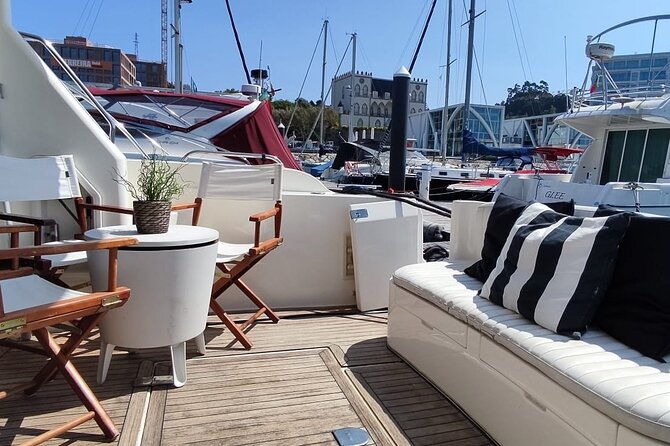 PORTO : Premium Yacht Tour – 6 Bridges & Douro Estuary Reserve - The route that strings Porto and Gaia together under 6 bridges