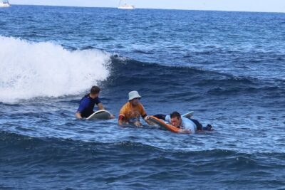 Premium Group Surf (2h) – Only 5 Students, Team Incl (+ 13 years) - The 2-hour rhythm: theory on land, then you earn your wave time