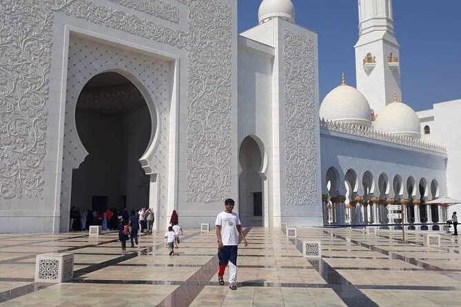 Premium Half Day Abu Dhabi Grand Mosque Tour from Dubai - The drive from Dubai: Land Cruiser comfort, guided road context