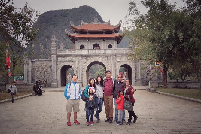 Premium Hoa lu - Trang An - Mua Cave with Buffet Lunch from Hanoi - Hanoi Pickup and the Road South: Comfort Matters at 7:00am