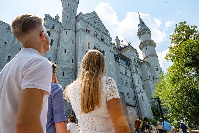 Premium Neuschwanstein Castle and Linderhof VIP Tour from Munich - Guides and drivers: why this day runs smoothly