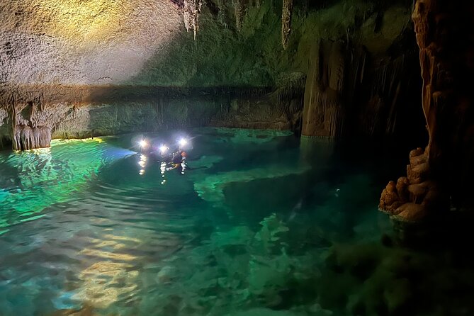PREMIUM TOUR : Enjoy aquatic caves with caving guides - The 30-40 Minute Walk to the Beach: Wear Realistic Footwear