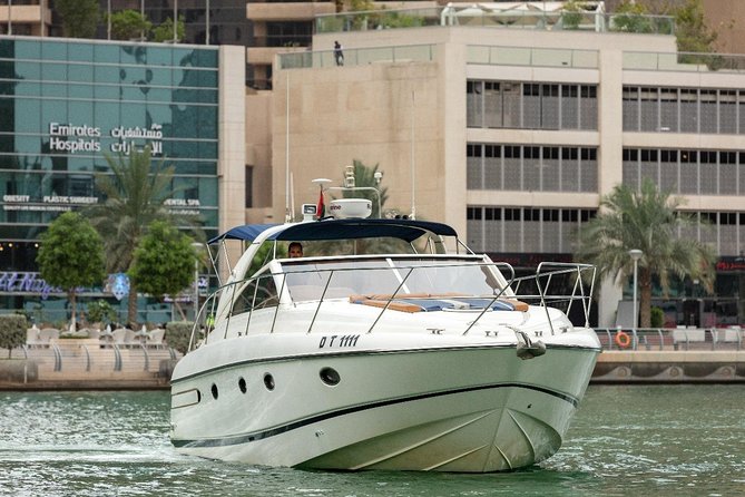 Private Luxury Everest Yacht Cruise from Dubai Marina - Jumeirah Beach views: easy, scenic, and photo-friendly