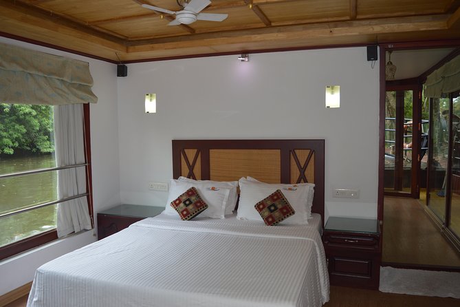 Private luxury Houseboat trip at Alleppy Backwaters. - Private houseboat comfort: why your boat matters