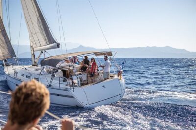Private Luxury Sailing Trips to Dia Island - Dia Island sailing time: the route is simple, the payoff is not