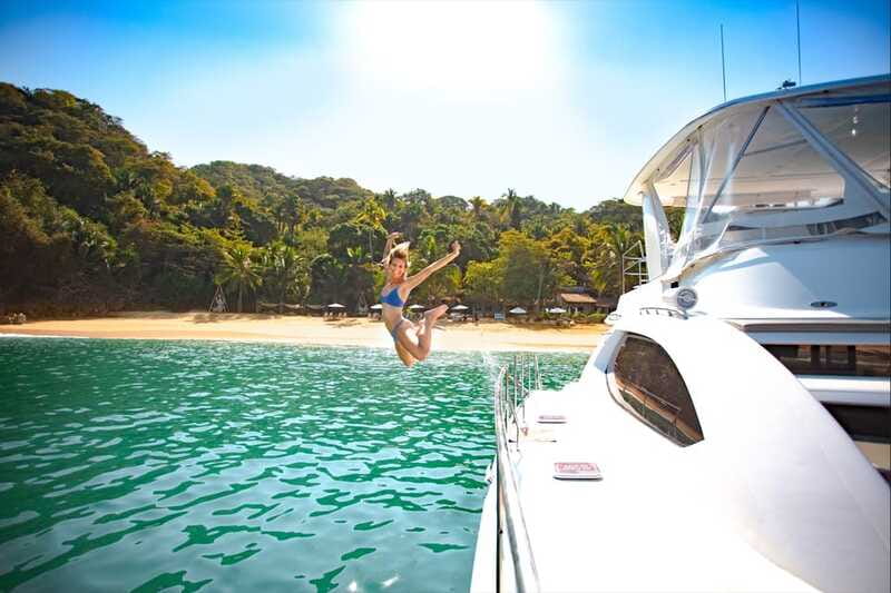 Puerto Vallarta: Luxury Yacht Tour with Lunch and Open Bar - Sailing and Sightseeing: What the Coastal Cruise Time Gives You
