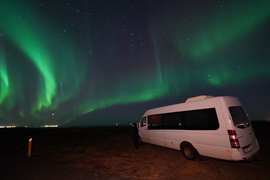 Reykjavik: Premium Northern Lights Tour with Free Photos - Warmth kit: wool blankets, real Icelandic hot chocolate, and cinnamon buns