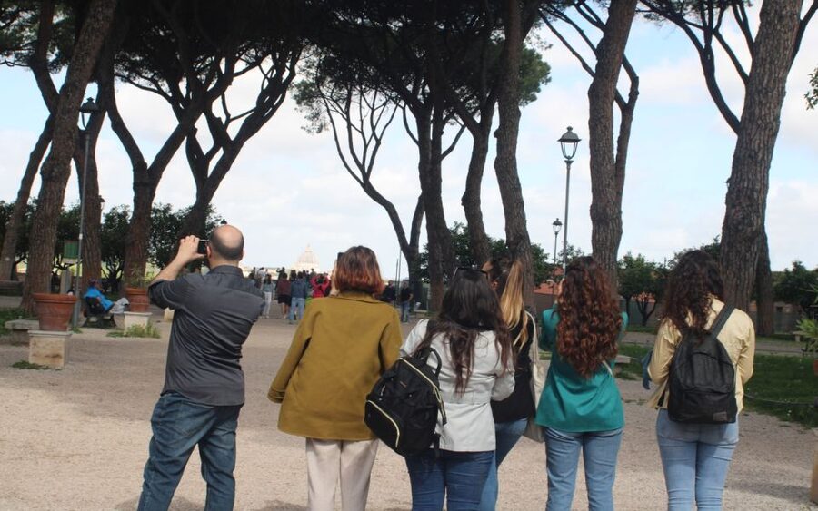 Rome: 3-Hour Panoramic Luxury Golf Cart Tour - Down to the Tiber: neighborhood views with better context