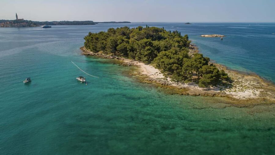 Rovinj: Luxury Island Hopping with Swimming & Snorkeling - Finding the boat at Rovinj: how pick-up really works