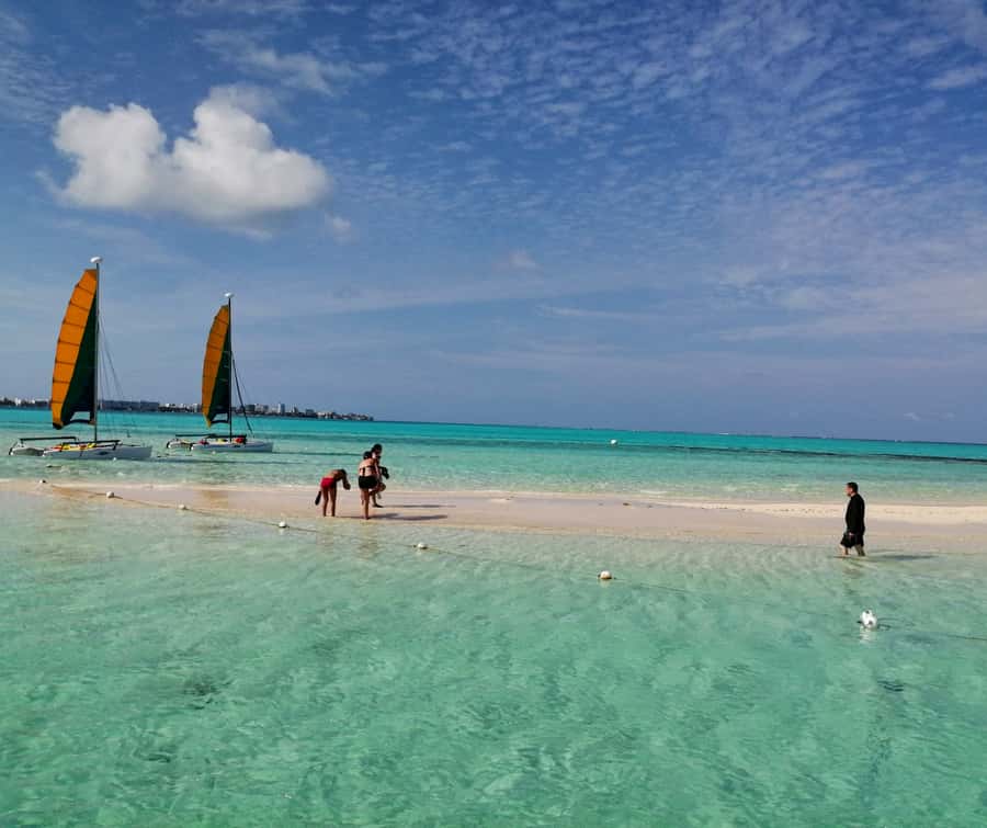 San Andres: Private San Andres Bay Tour by Luxury Speedboat - Where the day starts: Muelle de la policia and a truly private pace