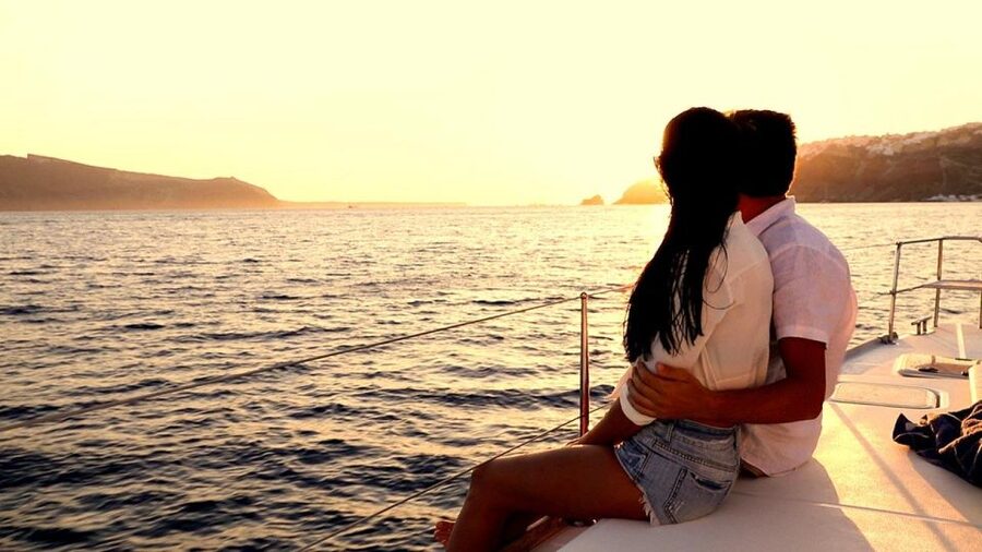 Santorini: Luxury Caldera Cruise with Full Greek Meal - Sailing the Santorini Caldera: What You Actually See From the Water