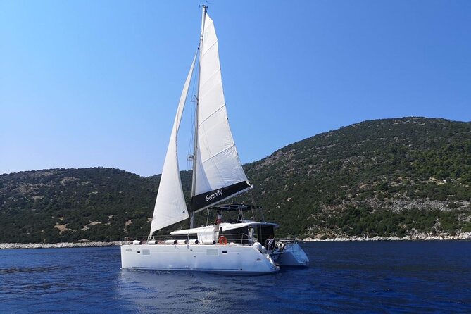 Santorini: Luxury Catamaran Cruise with Fresh Fish BBQ & Drinks - Red Beach and the Red-to-White color change: the first wow stop