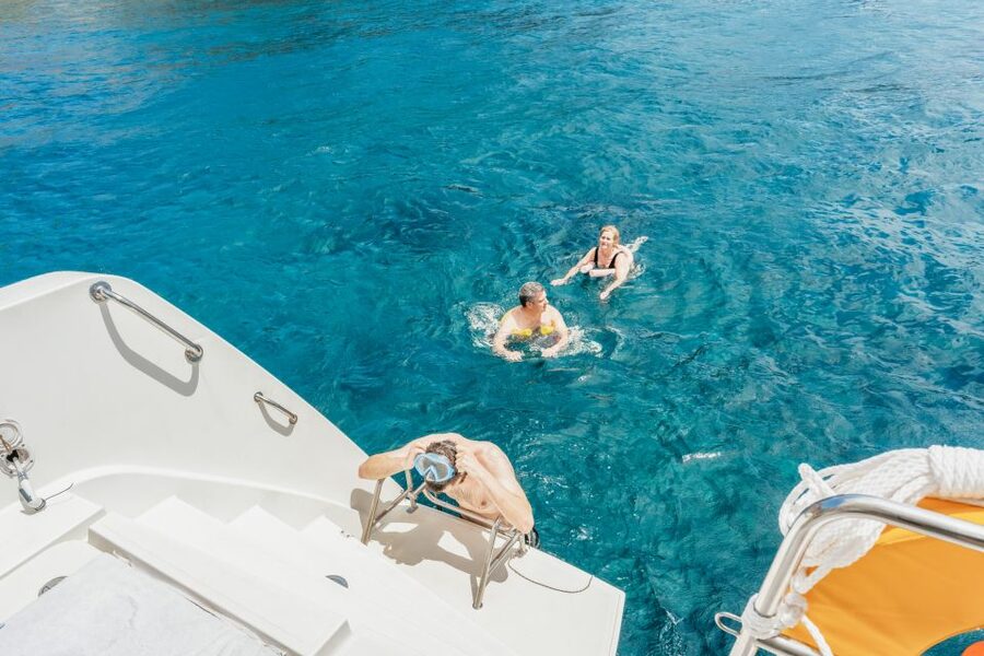 Santorini: Luxury Catamaran Day Trip with Meal and Open Bar - Sailing past Palia Kameni, Nea Kameni, Aspronisi, and Akrotiri