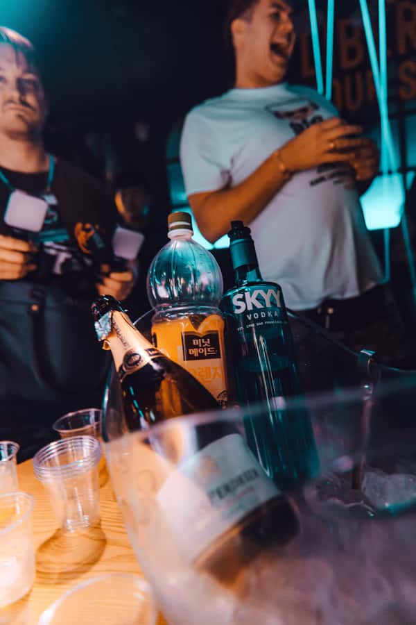 Seoul: Premium Pub Crawl with Limitless Drinks - The 5-hour flow: from pickup to Itaewon nightlife stretch