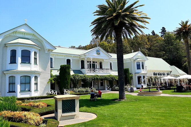 Shore Excursion: Napier/ Hawke's Bay & Premium Wineries tour - Guides and what you should look for on board