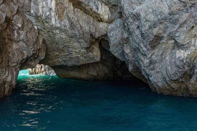 Sorrento: Capri Boat Small Group Tour Up to 8 & 4 hours ashore - From Sorrento Port to Capri Town: the small-group boat rhythm