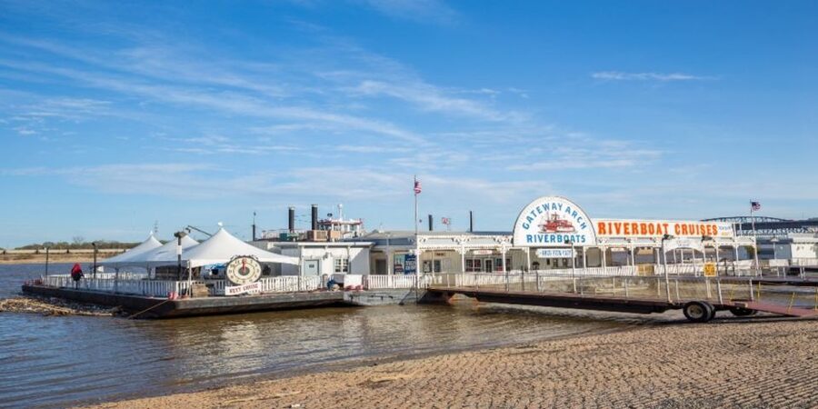 St. Louis Premium Driving Tour with Boat Ride & Arch - When timing gets tight: games, crowds, and how guides help