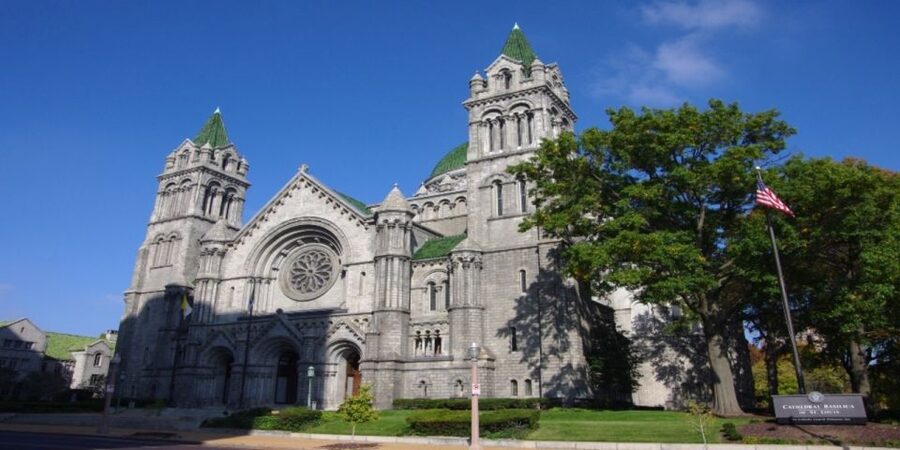 St. Louis Premium Driving Tour with Boat Ride & Arch - Cathedral Basilica timing: quick stops and smart reroutes