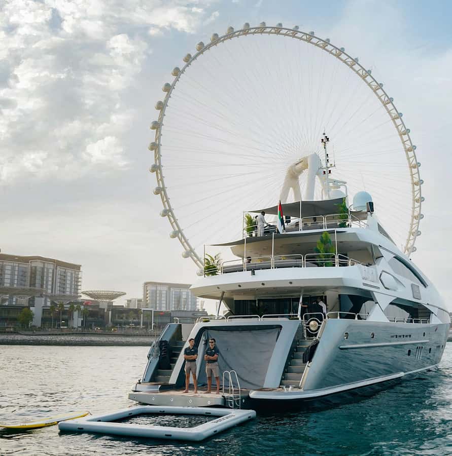 Sunseeker Superyacht: VIP Dinner, Premium Drinks& Live Music - The skyline cruise: landmarks you actually get to see