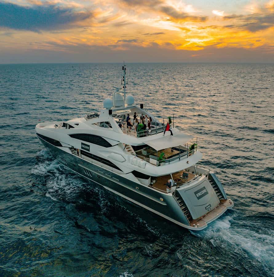 Sunseeker Superyacht: VIP Dinner, Premium Drinks& Live Music - Drinks and party energy: bubbly, cocktails, DJ, sax