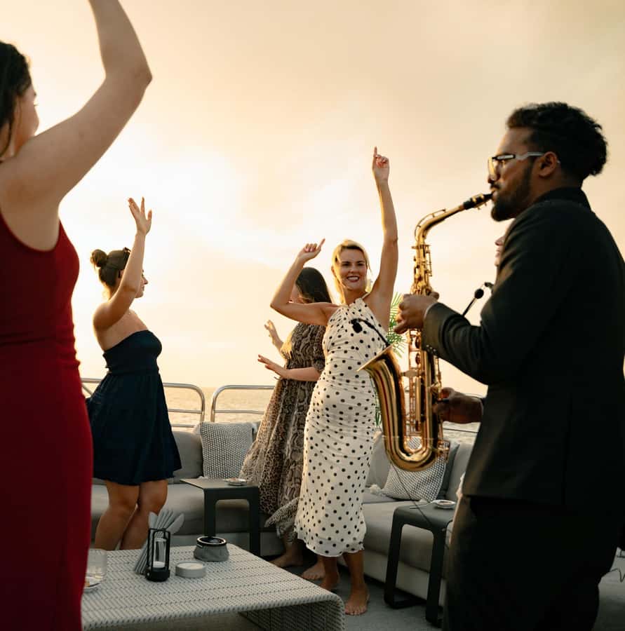Sunseeker Superyacht: VIP Dinner, Premium Drinks& Live Music - Comfort and practical tips that actually help