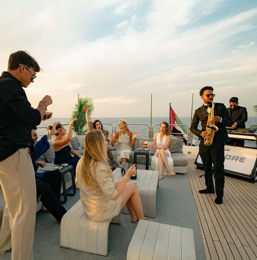 Sunseeker Superyacht: VIP Dinner, Premium Drinks& Live Music - Who this Dubai superyacht dinner suits best