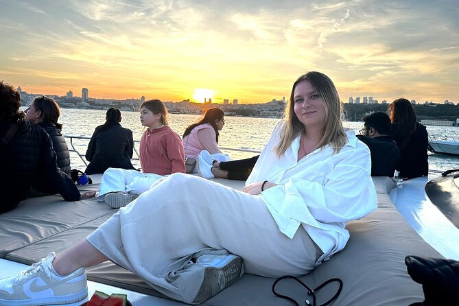 Sunset or Daytime Istanbul Guided Luxury Yacht Cruise with Snacks - Rumeli Hisarı and Anadolu Hisarı: two fortresses facing the strait