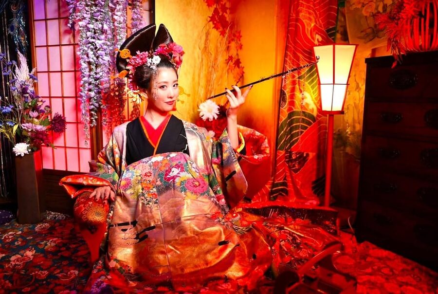 Tokyo: Private Makeover Photography Studio in Luxury Kimono - 150 Minutes That Go From Outfit Choice to Photo Booth Poses