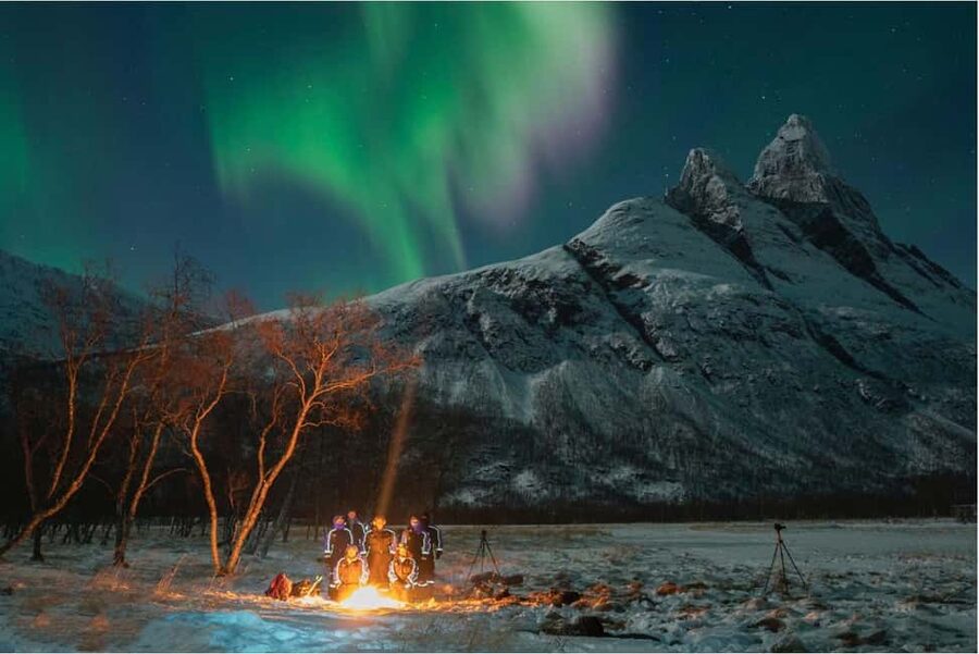 Tromsø: Premium Northern Lights Chase with Free Photos - Food, hot chocolate, and the campfire rhythm of an Arctic night