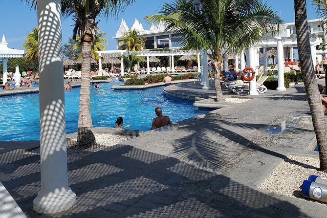 VIP Luxury Montego Bay Airport Transfer to Montego Bay/ Falmouth - Getting Dropped Off: Luggage Help and First-Day Questions