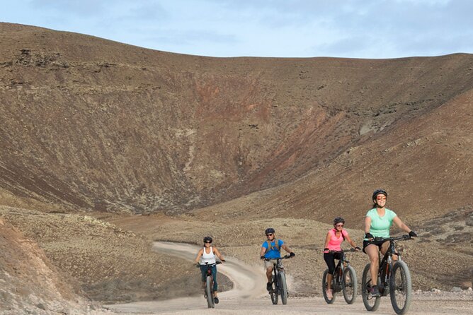 Volcanic Discovery PREMIUM eBike Tour: 35 km - Majanicho fisherman village and the North Shore feel