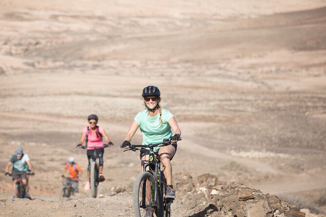 Volcanic Discovery PREMIUM eBike Tour: 35 km - Calderon Hondo volcano stop and the short hike up